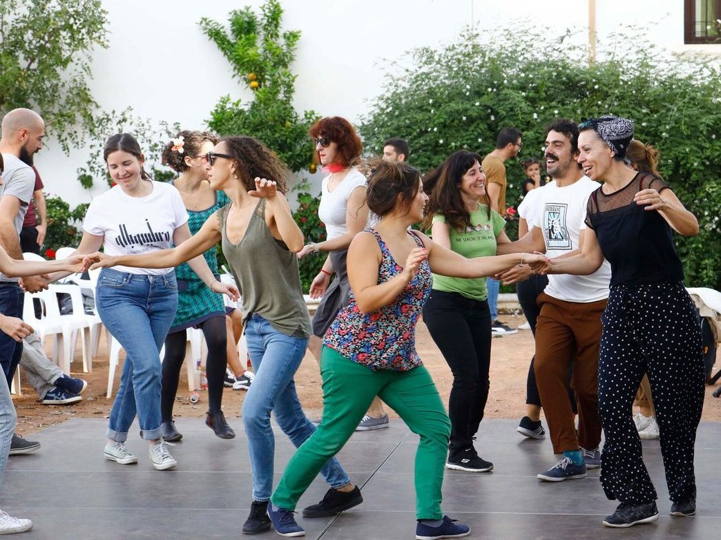 Alumnado de Lindy Lovers bailando swing en Córdoba